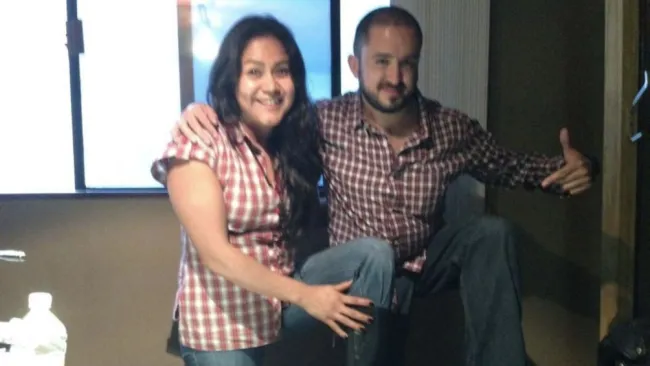 Ortiz junto a Alma Juárez