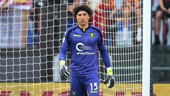 Afición del Salernitana compone canción para Memo Ochoa 