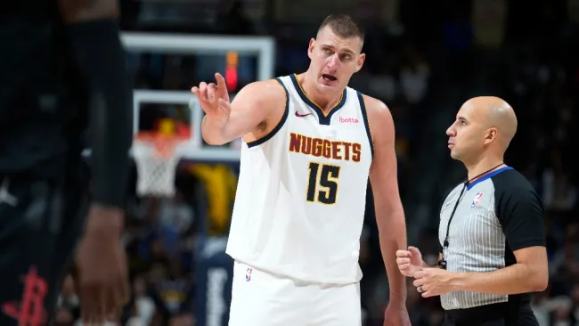 Nikola Jokić es expulsado en la victoria de los Nuggets vs Bulls 
