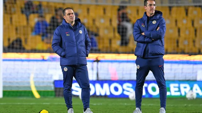El técnico americanista observa el calentamiento de su equipo