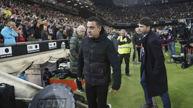 Deco defiende a Xavi a pesar del mal paso: 'Fue valiente al llegar en un momento difícil'