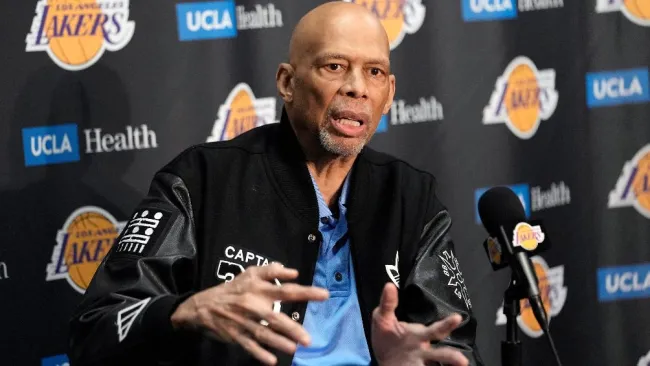 Kareem Abdul-Jabbar sufrió una caída en un concierto