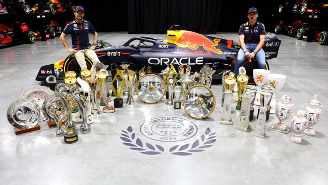 Checo y Max presumen los trofeos del año
