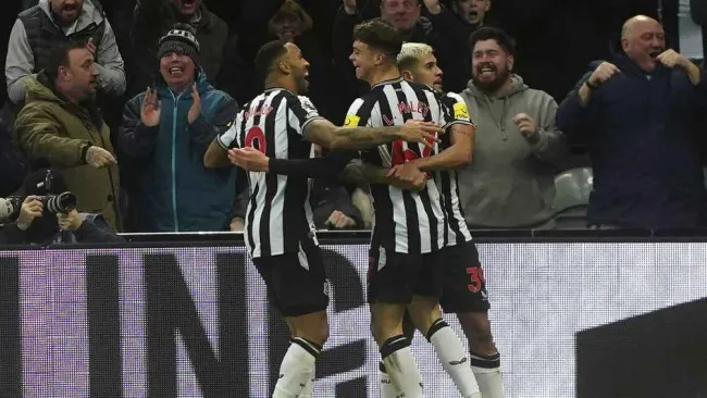 Fulham pierde por goleada ante Newcastle; Raúl Jiménez fue expulsado