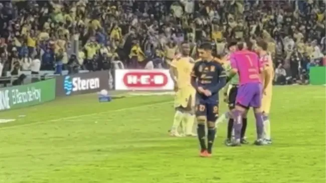 Angulo haciendo la seña de billetes hacia la afición azulcrema