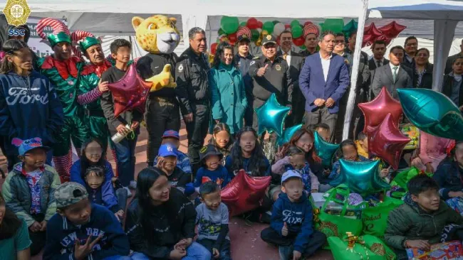 Policías se disfrazan de Santa Claus y duendes para entregar juguetes en una casa hogar