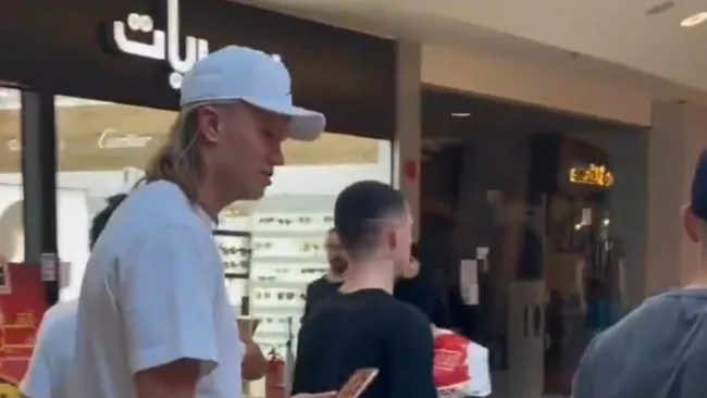 El delantero fue visto en una plaza 