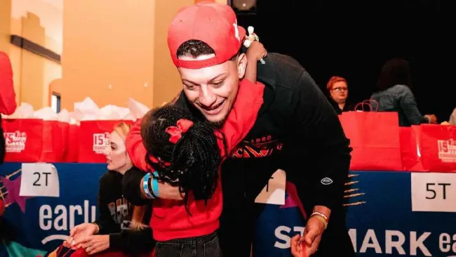 Patrick Mahomes y su esposa llevan 'alegría navideña' a niños necesitados en Kansas City