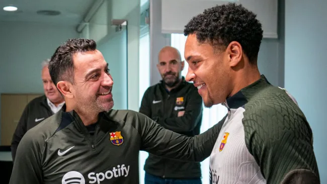 Vitor Roque ya entrena bajo el mando de Xavi, se prepara para su debut con Barcelona 