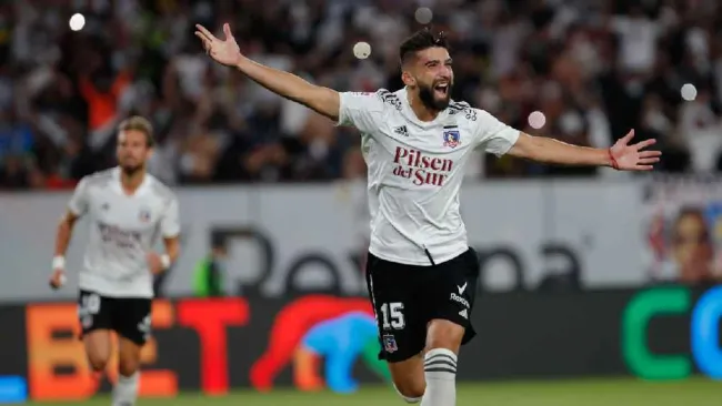 ¡Escándalo! Jugadores de Colo Colo son acusados de recibir licencias de conducir fraudulentas