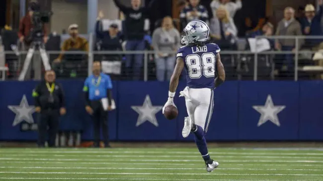 ¡Histórico! CeeDee Lamb rompe el récord de más recepciones en la historia de los Cowboys