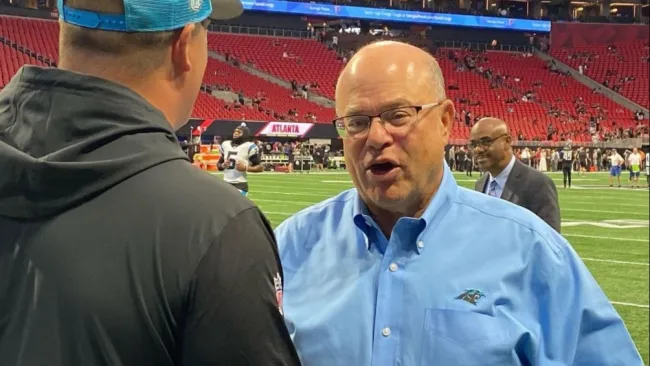 Dueño de Panteras de Carolina pierde el control y lanza bebida contra afición de Jaguars