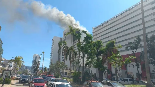 ¡Primero 'Otis' y ahora esto! Reportan incendio en el Hotel Emporio de Acapulco 