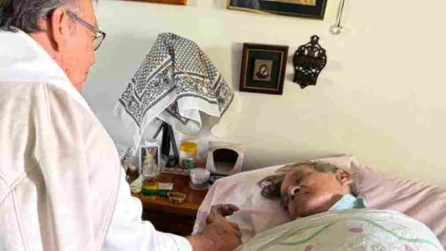 El escritor José Agustín recibe extremaunción