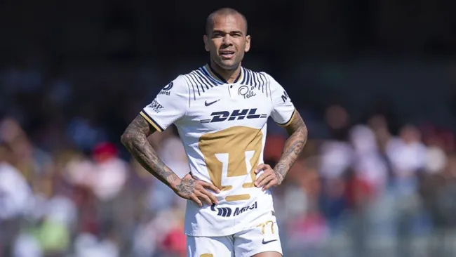 Dani Alves con Pumas