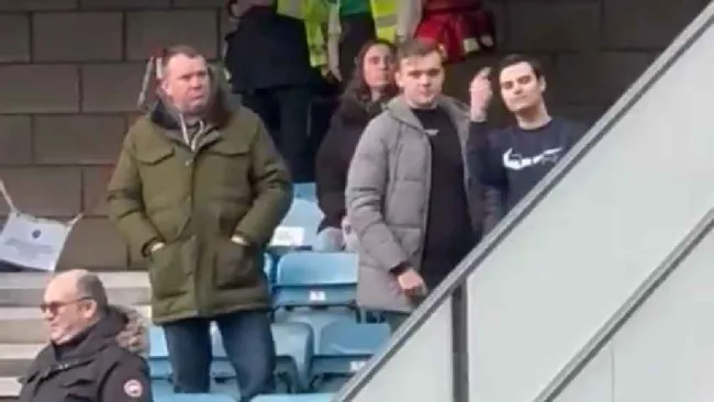 Aficionados del Millwall se enfrentan a tribunales por burlarse de la muerte del expresidente del Leicester