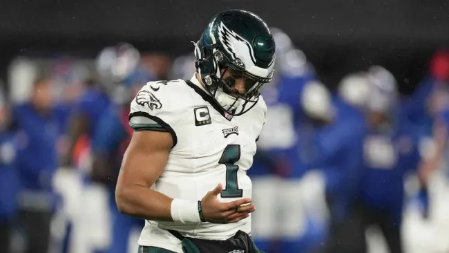 ¡Se encienden las alarmas! Jalen Hurts sufre un golpe en el dedo ante los Giants