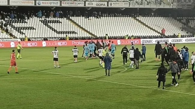 Imágenes de la gresca en la cancha del Cesena
