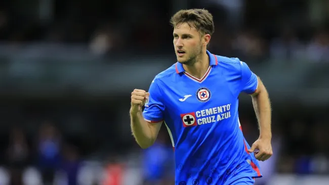 Santiago Giménez confiesa que se desvela para ver a Cruz Azul