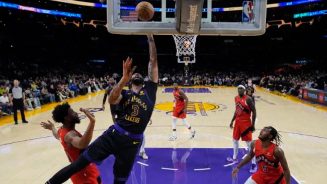 LeBron James y Anthony Davis comandan vibrante victoria ante Raptors