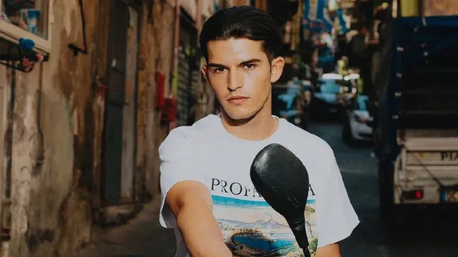 Muere Adam Jendoubi, actor italiano que estuvo nueve días en coma