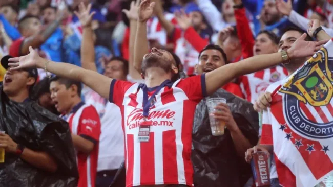 Barra de Chivas prepara colorido en la tribuna de cara al debut ante Santos 