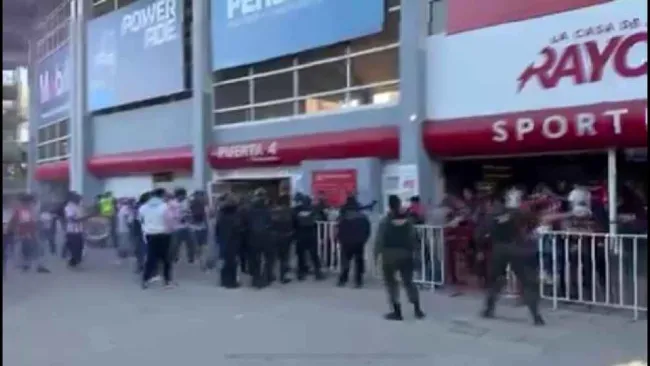 ¡Se armó la campal! Aficionados de Necaxa y Atlas terminaron en los golpes antes del inicio del partido