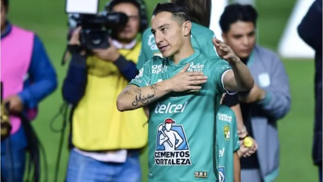 Guardado durante su presentación con León
