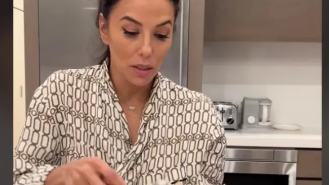 La actriz Eva Longoria, emocionada preparando tamales 
