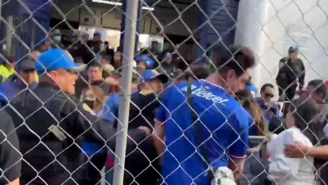 Policía que golpeó a aficionado de Cruz Azul es destituido: 'Todo abuso será investigado y sancionado'
