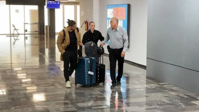 Rodolfo Pizarro recibe permiso del AEK y llega a México para funeral de su tía 