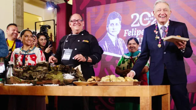 El Presidente agradeció a los reporteros que pagaron el desayuno.