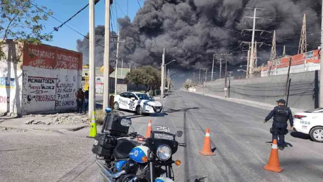 Reportan incendio en bodega de plásticos y madera en la colonia Albaterra Residencial, de San Nicolás de los Garza, NL 