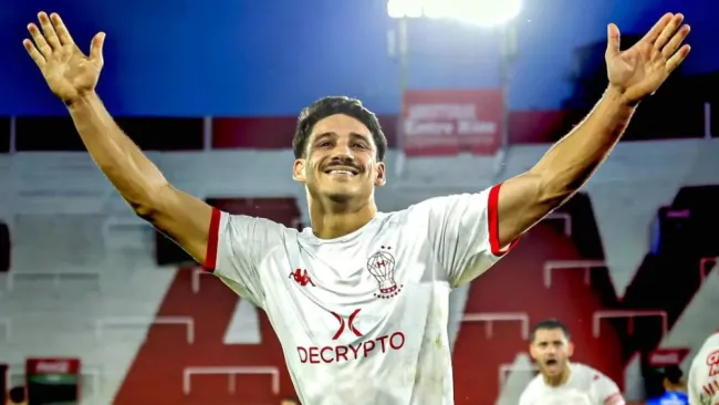 Matías Cóccaro, en futbolista que homenajea a Freddy Mercury