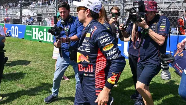 Checo Pérez estuvo en el partido de Chivas