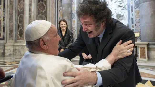 Papa Francisco y Javier Milei, se unen en abrazo fraterno 