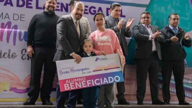 Inicia 2ª entrega de 7 mil 700 becas municipales escolares en Atizapán