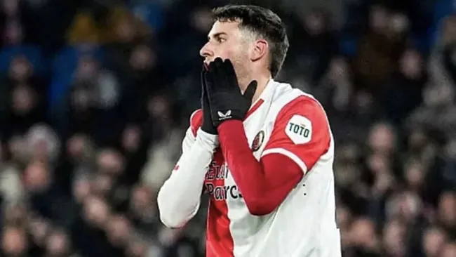 GIménez podría no ser parte del encuentro ante la Roma