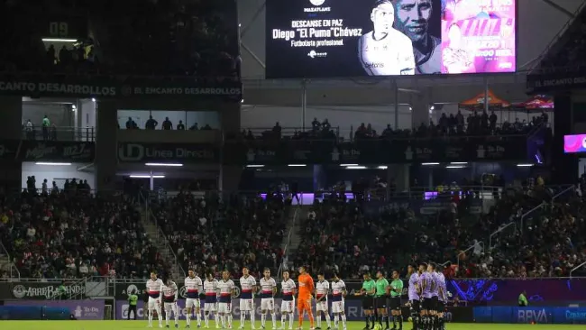 ¿Se les pasó la hora? Partido entre Chivas y Mazatlán se detuvo al minuto 19 por 'Puma' Chávez