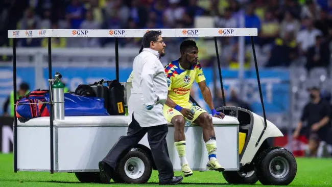 ¡Se encienden las alarmas! Julián Quiñones salió de cambio por lesión en el Clásico Joven