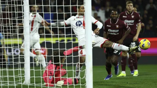 ¡Se siguen hundiendo! Guillermo Ochoa y Salernitana cayeron 2-0 en casa ante Monza