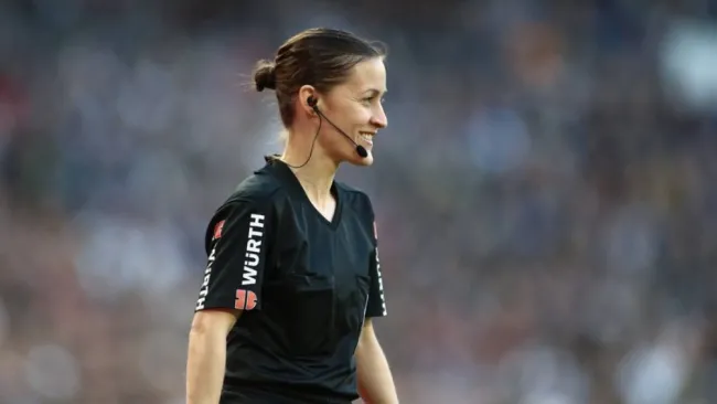 Árbitra asistente es retirada en camilla del Betis vs Athletic tras golpearse la cabeza con una cámara