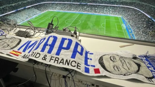 ¡Llegó al Bernabéu! Venden bufandas de Kylian Mbappé con los colores del Real Madrid