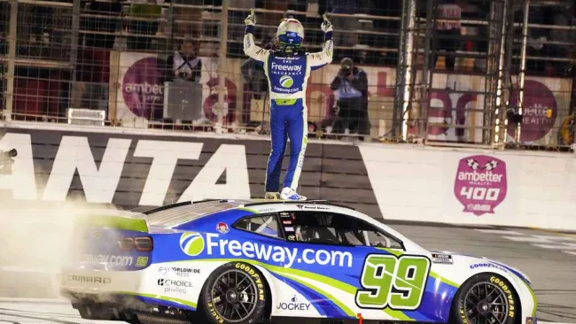 Daniel Suárez, piloto mexicano, se coronó en la NASCAR Cup Series en Atlanta Motor Speedway