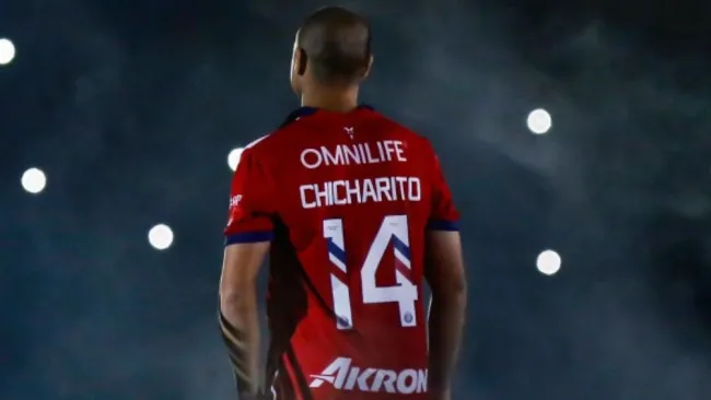 Chicharito en su presentación con Chivas