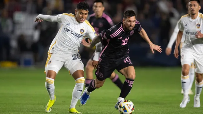 ¿Estaba enojado? Lionel Messi niega saludo y camiseta a jugador del LA Galaxy