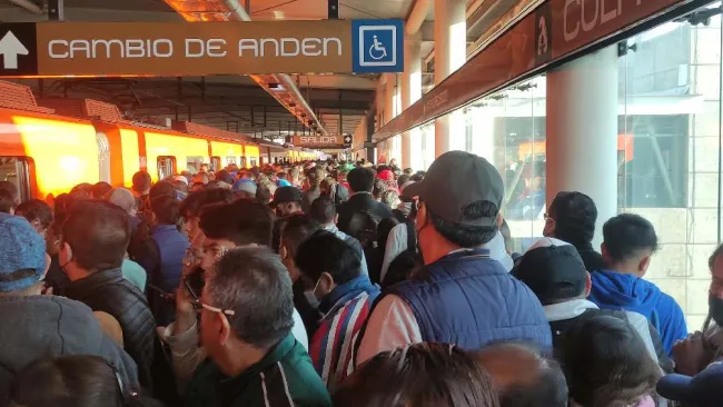 ¡Caos en el Metro! Usuarios reportan, otra vez, retrasos importantes en varias líneas 