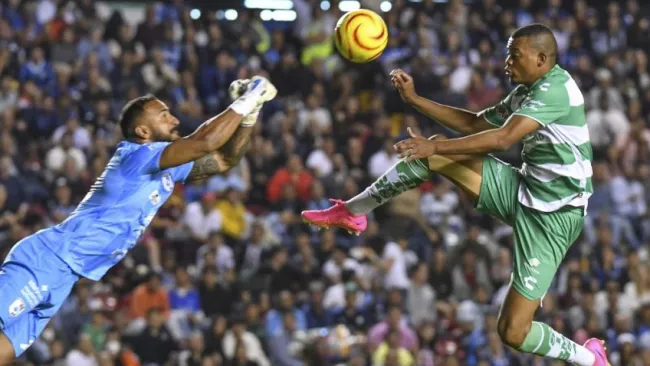 Santos derrotó a Gallos Blancos