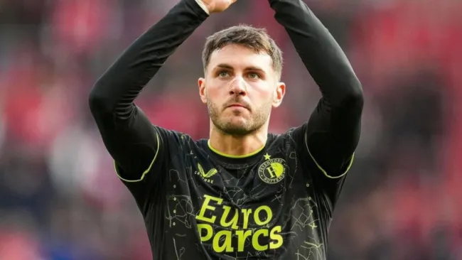 DT de Feyenoord defiende a Santiago Giménez: "No merecía eso"