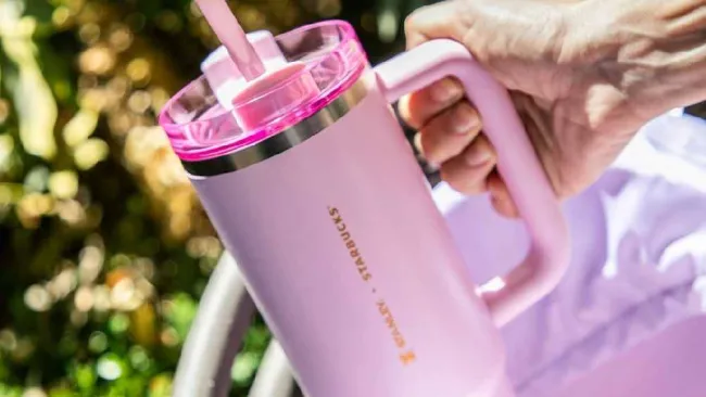 Revenden hasta en 7 mil pesos los vasos rosas Stanley de Starbucks